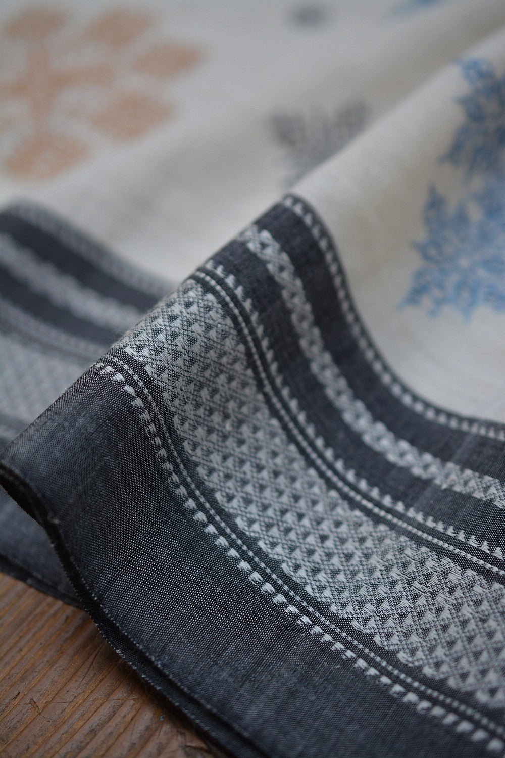 Kasuti Embroidered Karnataka Handloom Saree - Ricamo. - metaphorracha