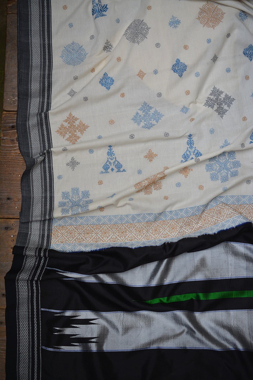 Kasuti Embroidered Karnataka Handloom Saree - Ricamo. - metaphorracha