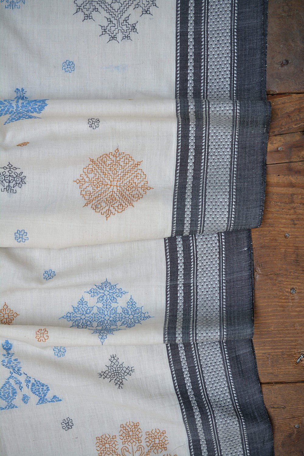 Kasuti Embroidered Karnataka Handloom Saree - Ricamo. - metaphorracha