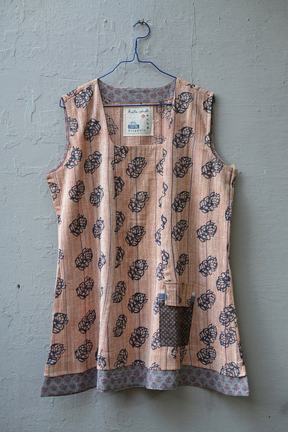 Sleeveless Top with Pocket in Size 'L' - metaphorracha